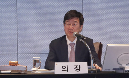 23일 오전 서울 삼성동 코엑스 인터콘티넨탈호텔에서 열린 2018년도 한국반도체산업협회 정기총회에서  협회 회장인 박성욱 의장이 총회를 주재하고 있다.